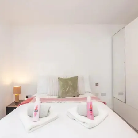 Dock - Perfect For Couples - Amazing Views - Pass The Keys Leeds (West Yorkshire)