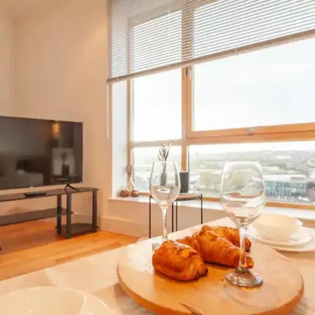 Pass The Keys Panoramic Serenity - Summer Bliss - Dock Apartment Leeds (West Yorkshire)